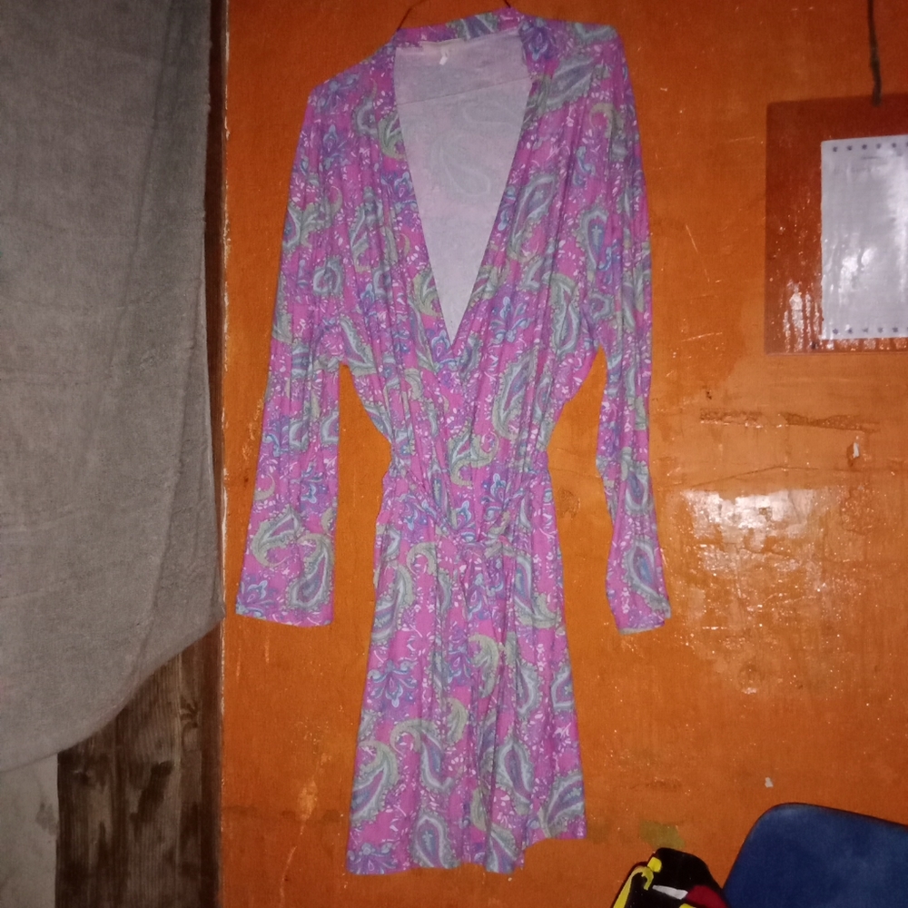 Bobbie Brooks Pink Paisley Robe🍒Size Small pre-owned warn once